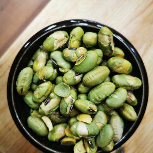 edamame, un tipo de soja, tostada, para comer como snack