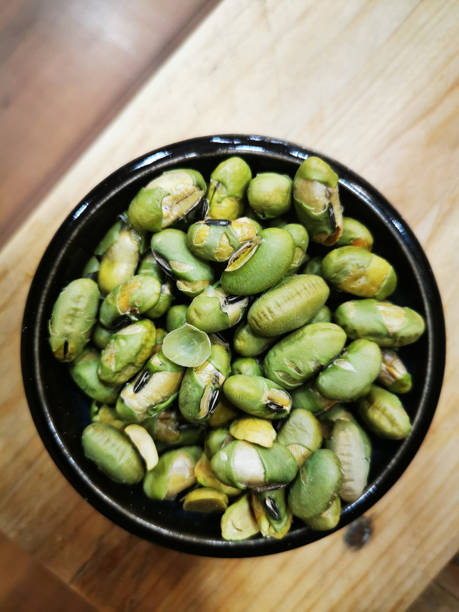 edamame, un tipo de soja, tostada, para comer como snack