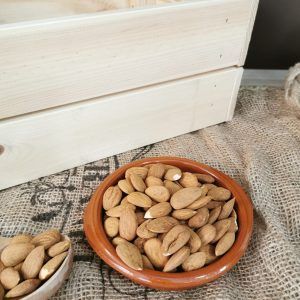 Almendra cruda con piel