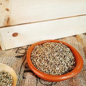 Semilla de cáñamo entera