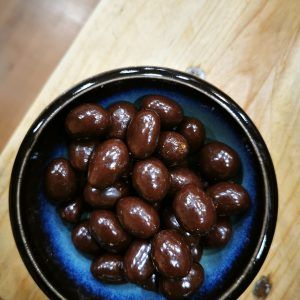 Cacahuete bañado en chocolate negro