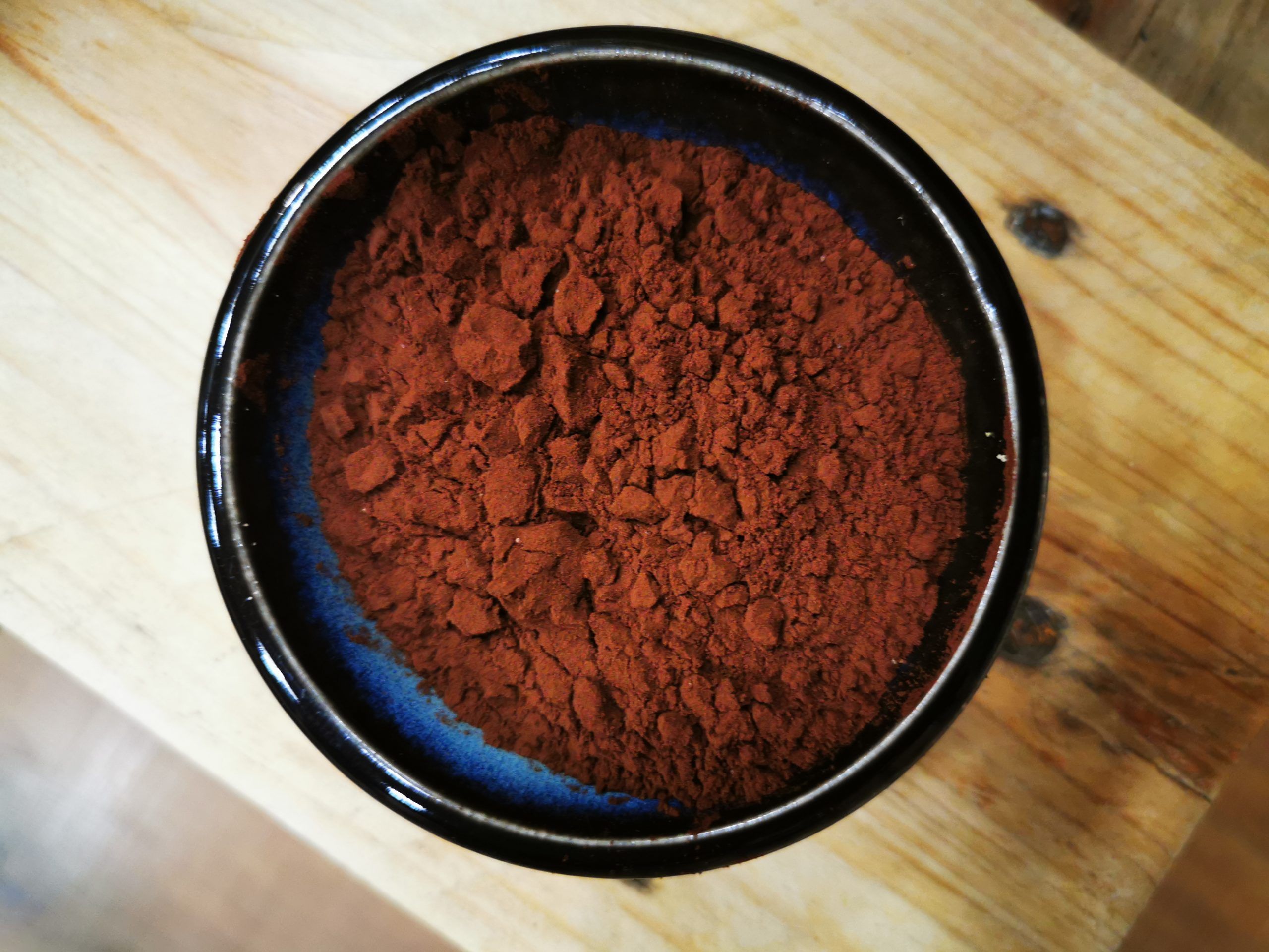 cacao puro, intenso y oscuro en polvo.